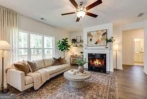 Listing photo 2
