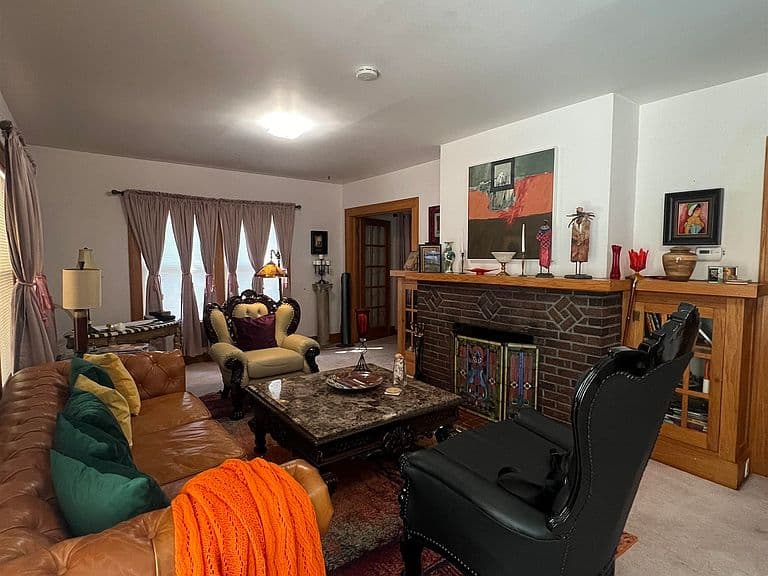 Listing photo 2