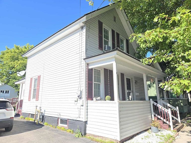 Listing photo 2