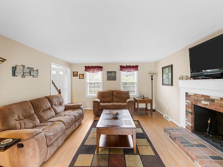 Listing photo 5