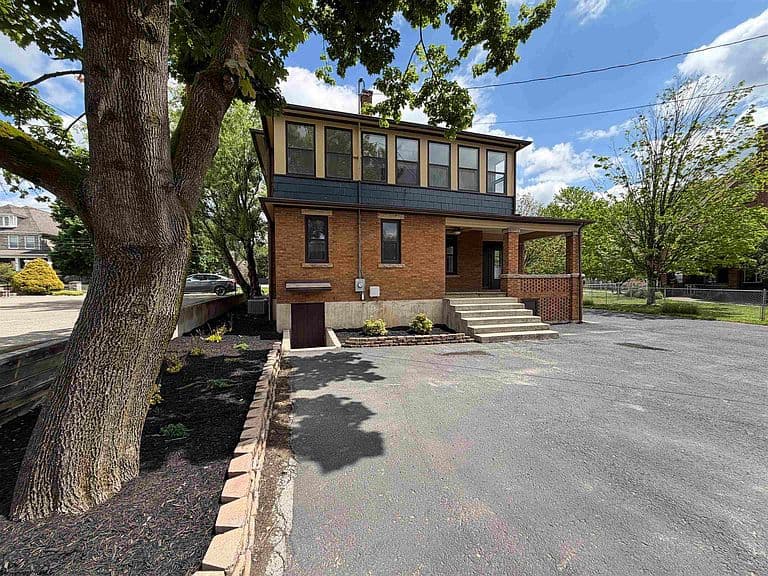 Listing photo 5