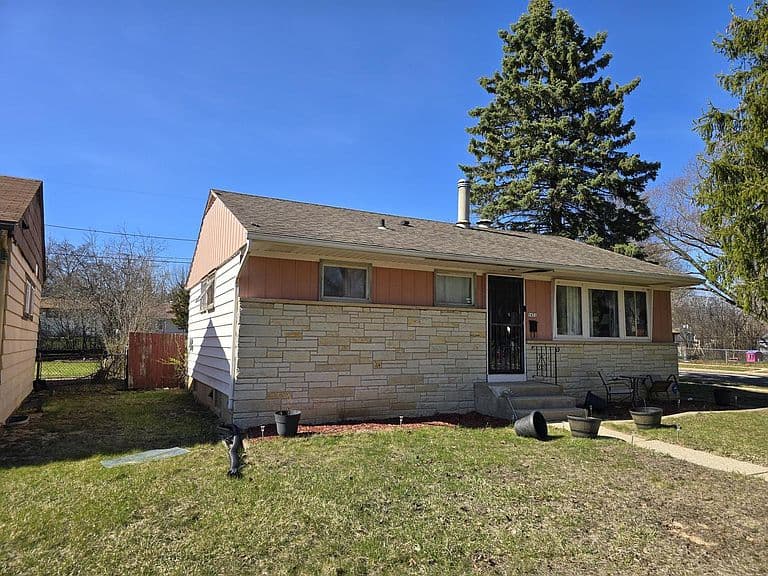 Listing photo 2