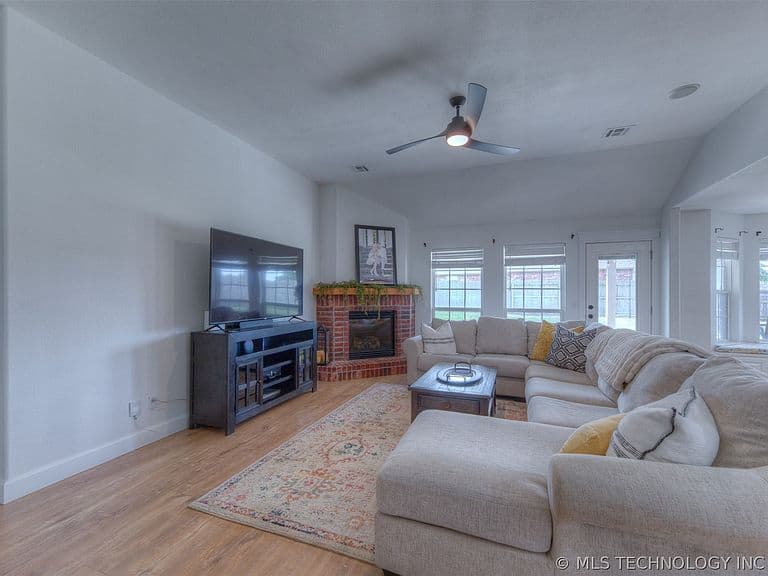 Listing photo 3