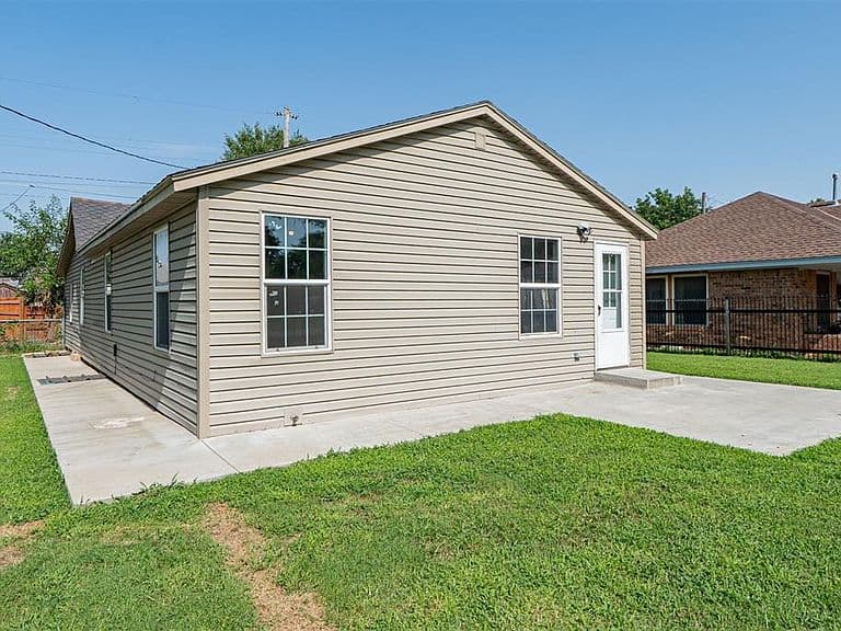 Listing photo 2