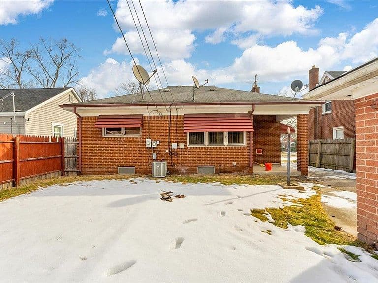 Listing photo 3