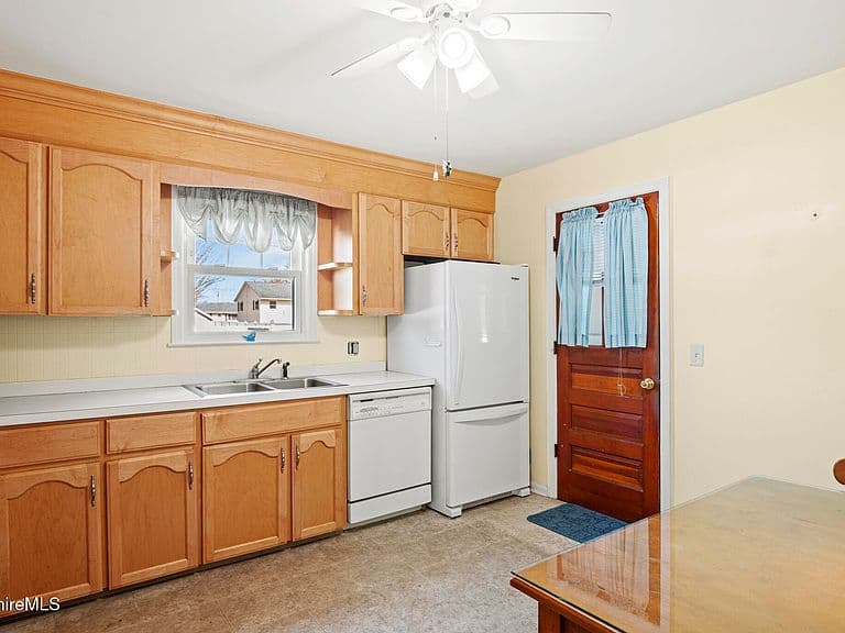 Listing photo 5