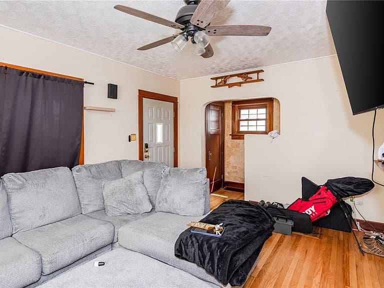 Listing photo 4