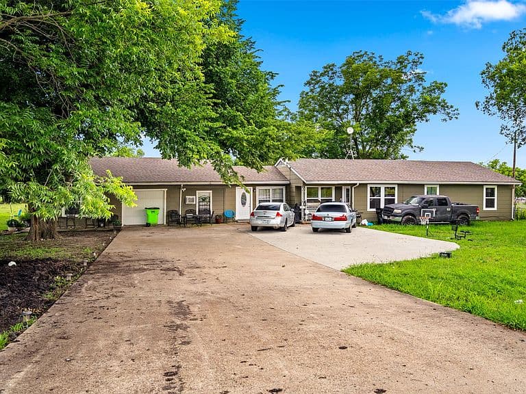 Listing photo 3