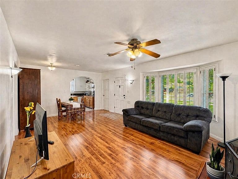 Listing photo 2