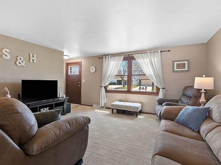 Listing photo 3