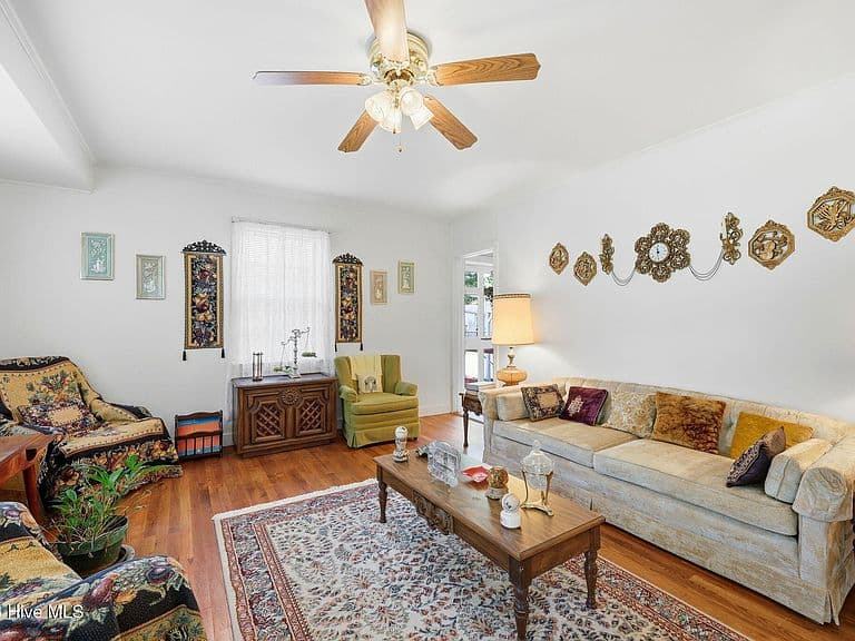 Listing photo 3