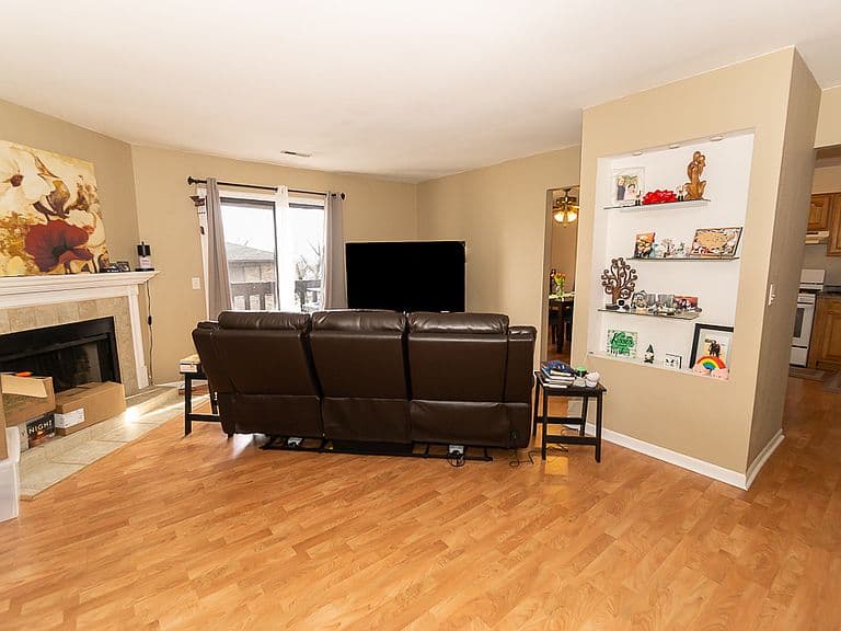 Listing photo 3