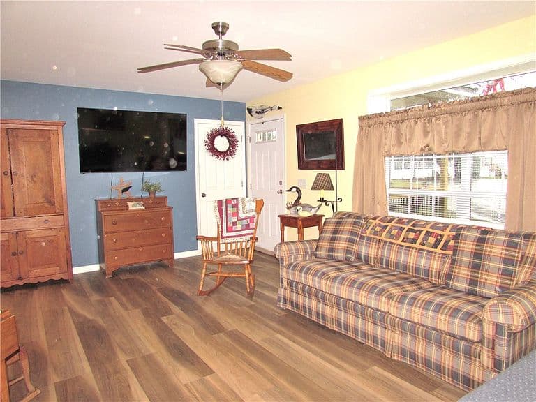 Listing photo 5