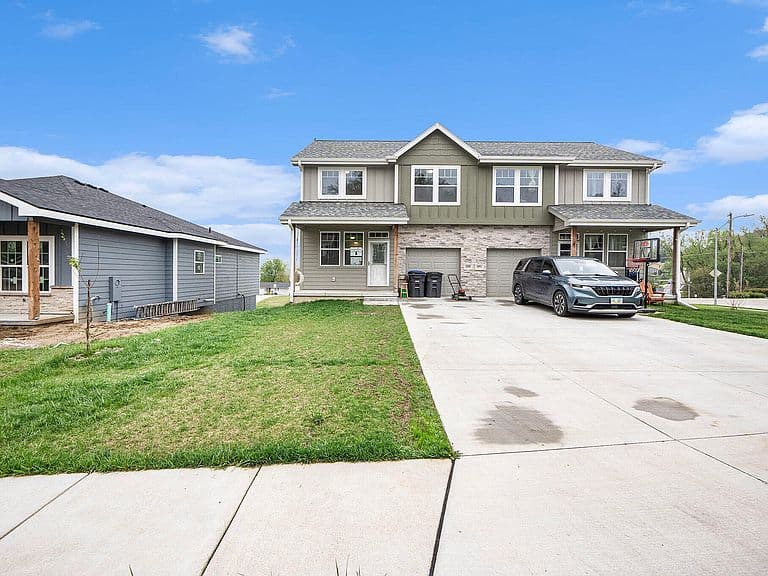 Listing photo 2