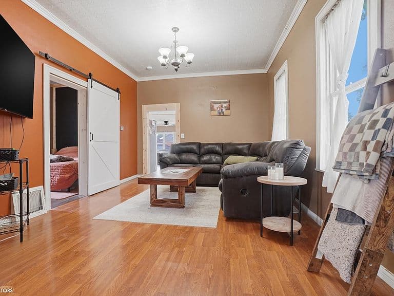 Listing photo 5