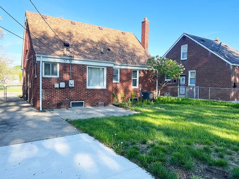 Listing photo 3