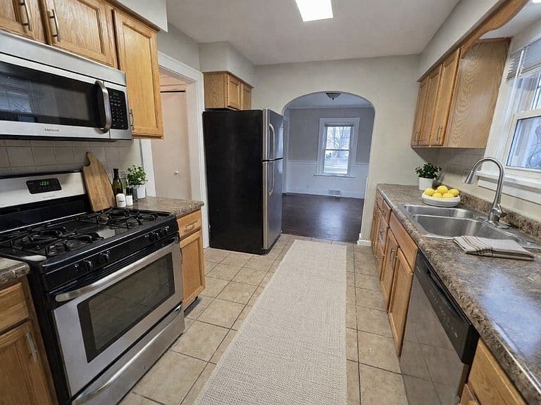 Listing photo 2