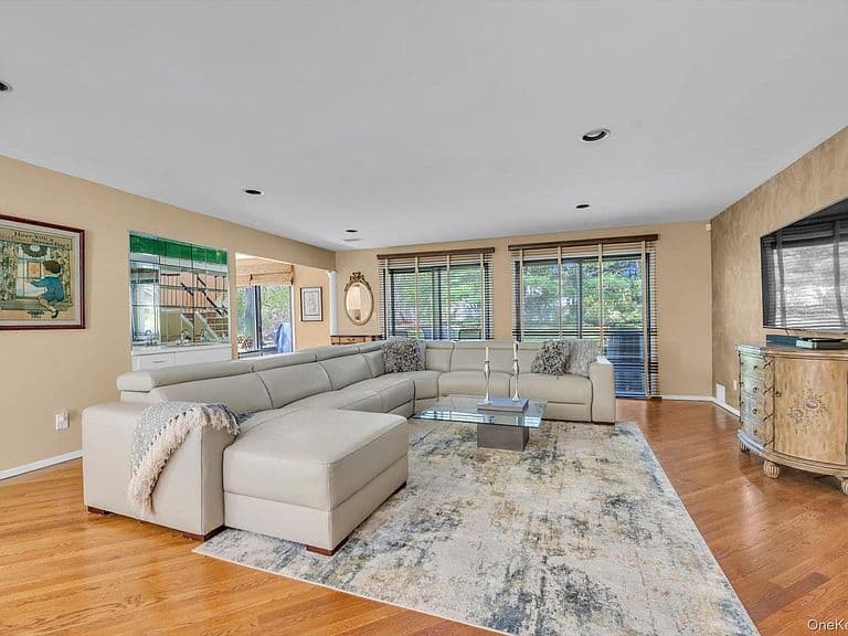 Listing photo 5