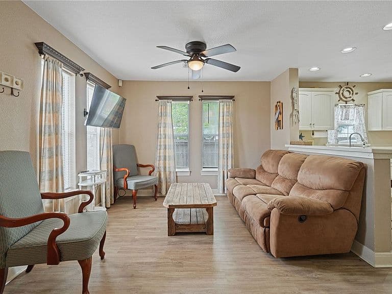Listing photo 3