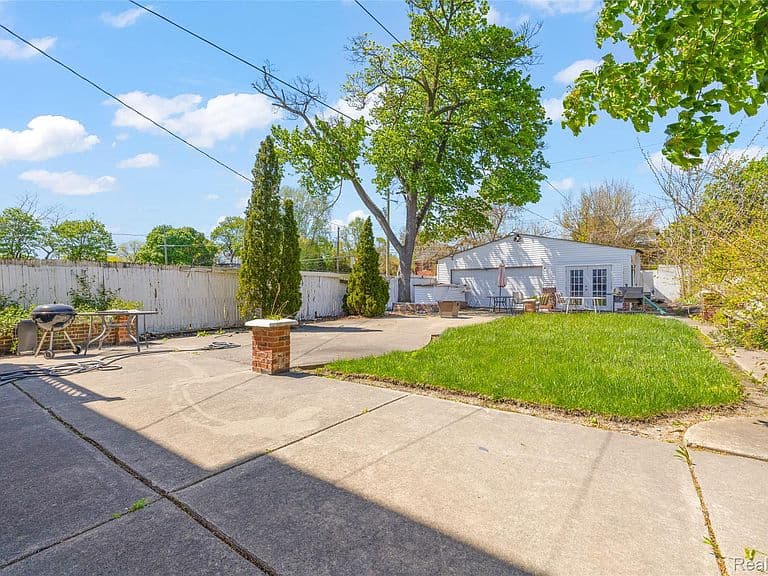 Listing photo 4