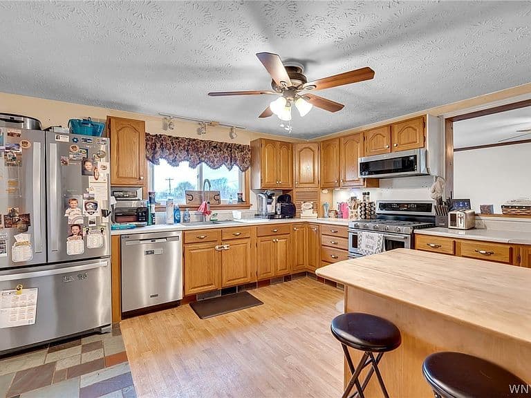 Listing photo 3