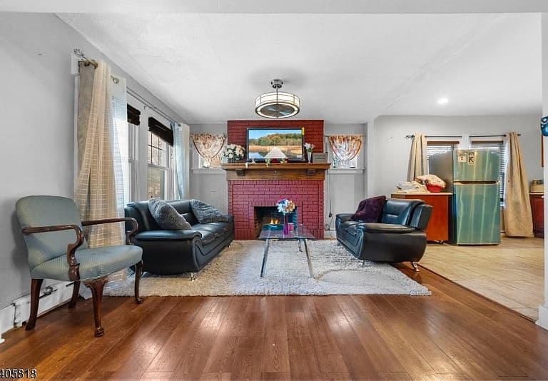 Listing photo 3
