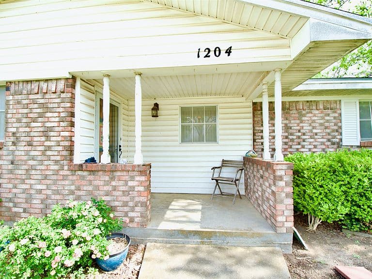 Listing photo 2