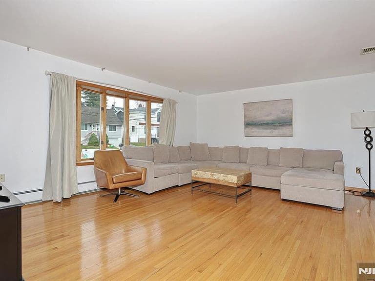Listing photo 5