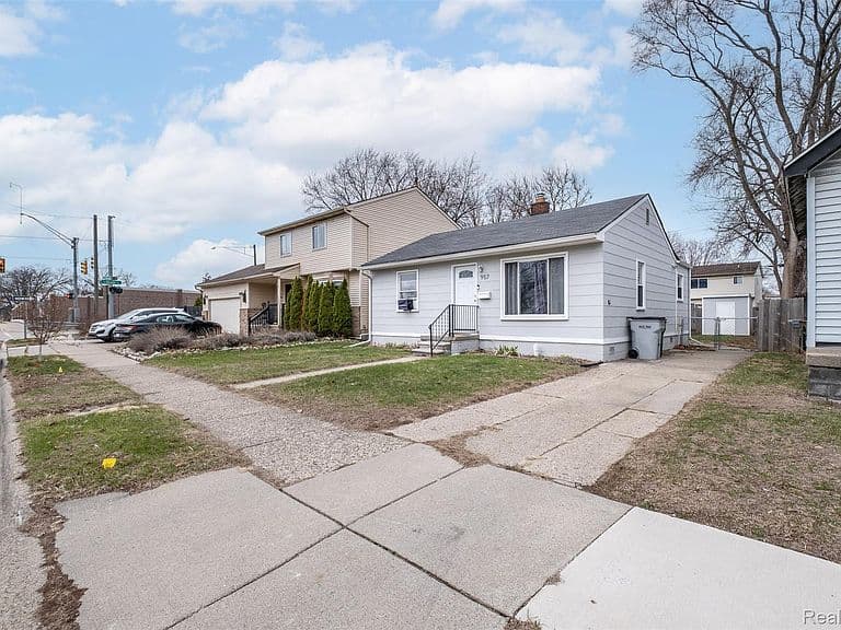 Listing photo 3