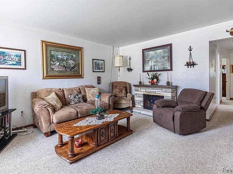 Listing photo 3