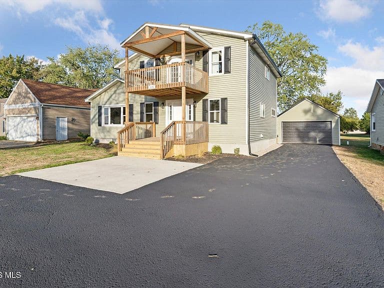 Listing photo 2