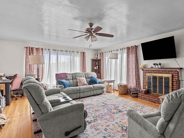 Listing photo 3