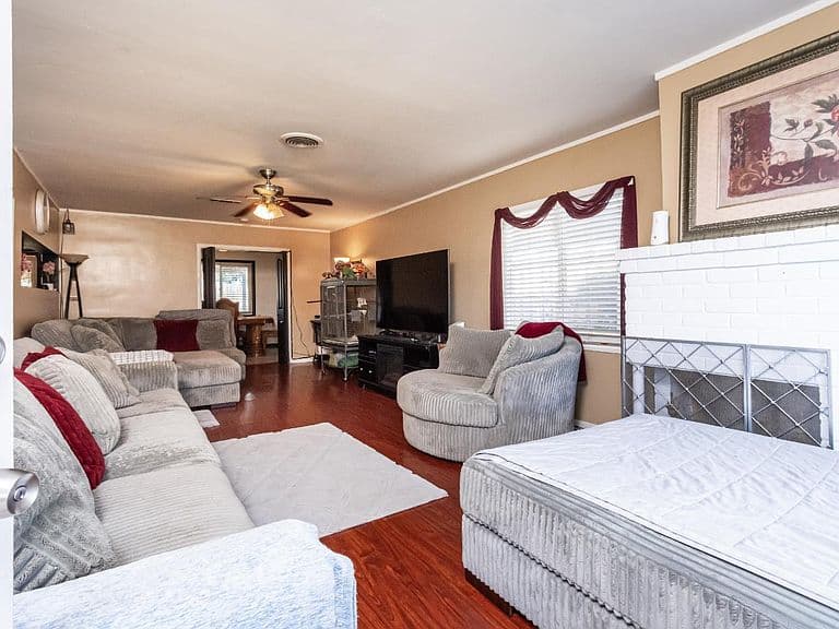 Listing photo 4