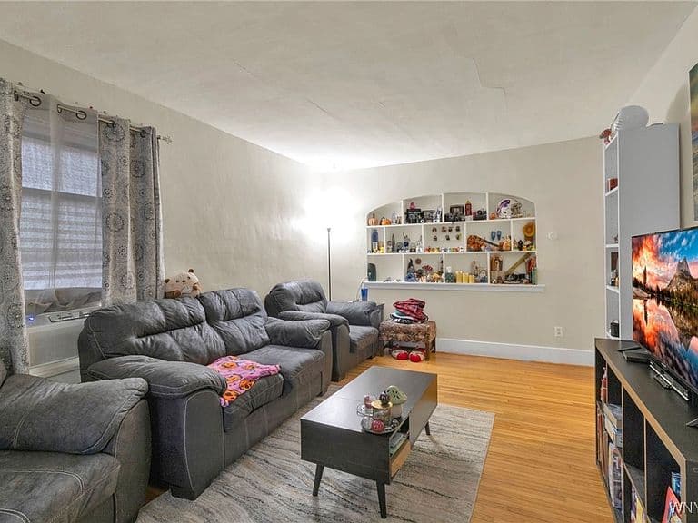 Listing photo 5