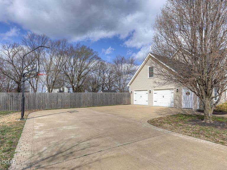 Listing photo 5