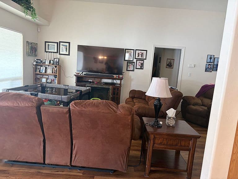 Listing photo 3