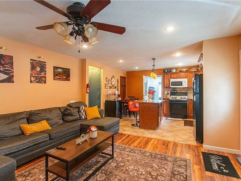 Listing photo 5