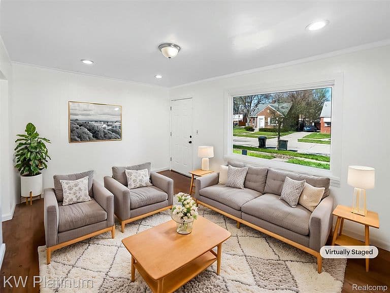 Listing photo 2