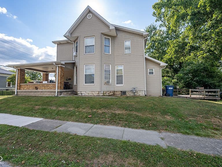 Listing photo 2