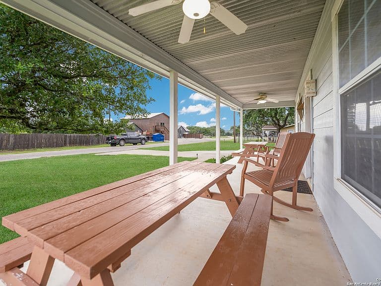 Listing photo 2