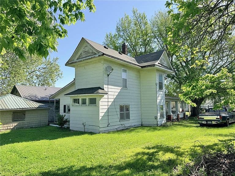 Listing photo 2