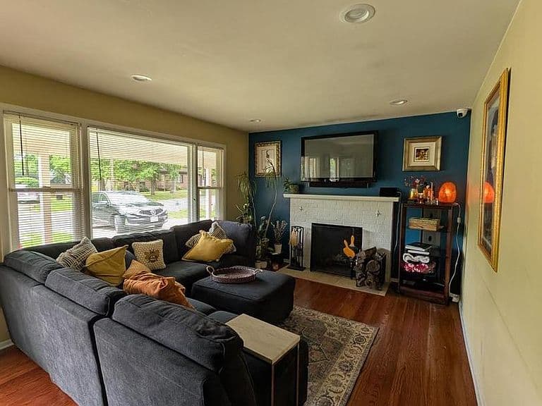 Listing photo 2