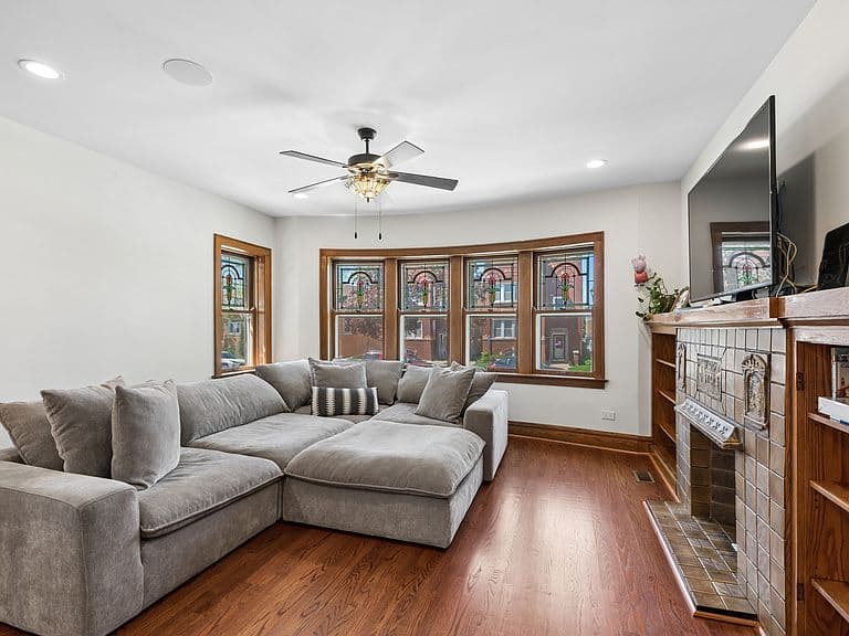 Listing photo 2