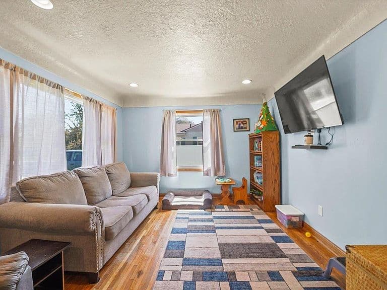 Listing photo 5