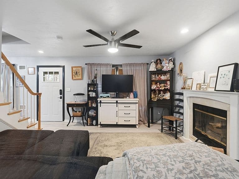 Listing photo 3