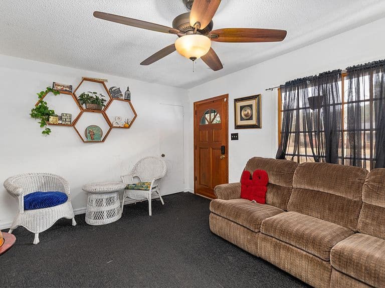 Listing photo 4