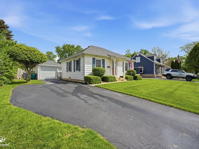 Listing photo 2