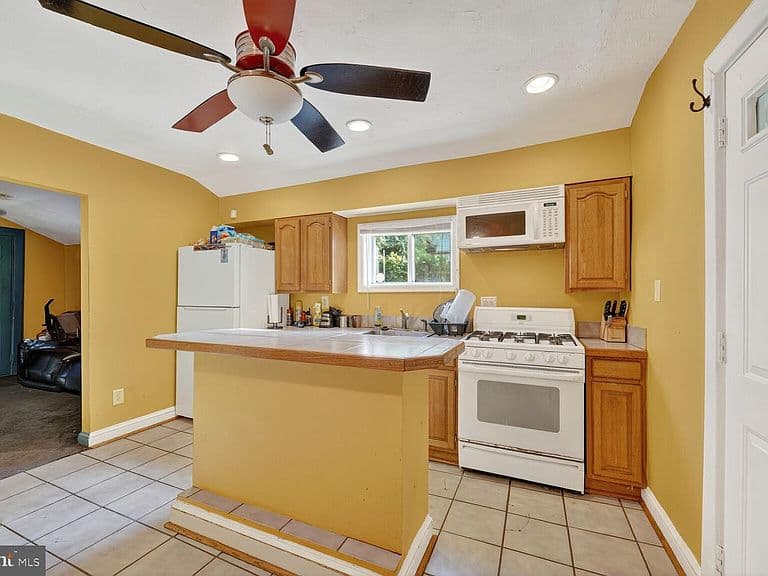 Listing photo 2