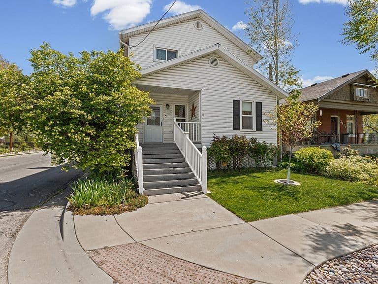 Listing photo 3