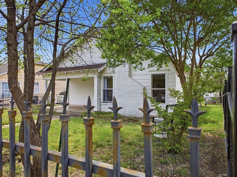 Listing photo 3